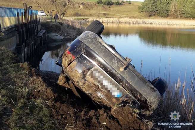У Тернопільській області автомобіль впав у ставок: троє загиблих, ще троє у лікарні