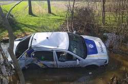  На Закарпатті автомобіль поліції вилетів у кювет 