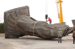 Шеститонна статуя першого імператора Китаю впала через вітер