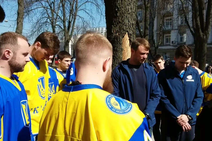 Збірна України вшанувала пам'ять загиблих в автокатастрофі канадських хокеїстів (відео)
