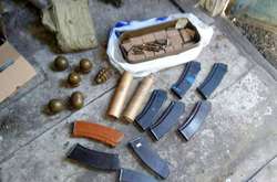 На Донеччині поліцейські вилучили схрон боєприпасів