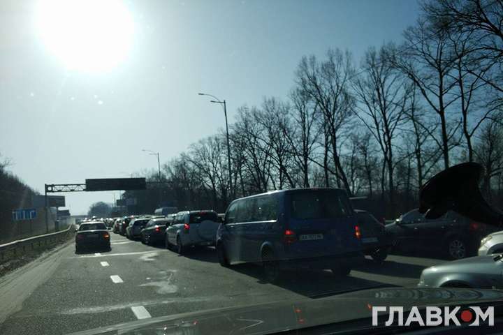 Траса до аеропорту «Бориспіль» перетворилася на великий затор