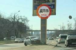 Біля Куренівського ринку водій Uber врізався в рекламний стовп