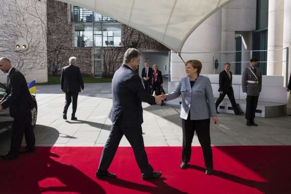 Порошенко і Меркель розпочали переговори у Берліні 