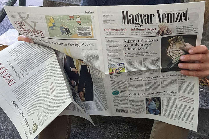 В Угорщині закривають газету і радіо, які найбільше критикують Орбана 