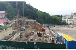 Київська влада вимагає припинити скандальне будівництво на Андріївському узвозі