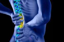 Врачи назвали 8 привычек, от которых стоит отказаться, чтобы сохранить спину здоровой 