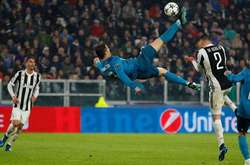 Журналіст спробував повторити гол Роналду і зламав ногу (відео)