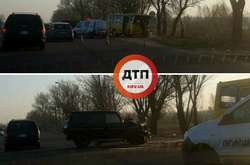 Під Києвом зіткнулися Mersedes і маршрутка: є постраждалі (фото)