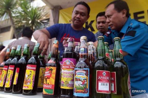 В Індонезії більше 90 людей загинули через отруєння алкоголем