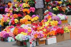 У Жашкові заборонили приносити на могили штучні квіти