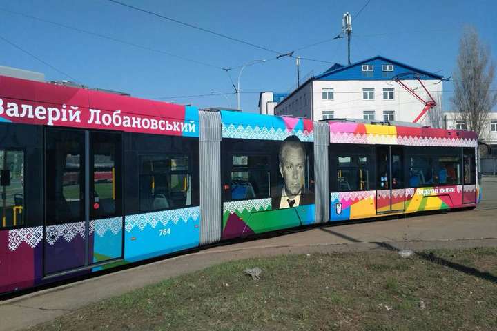 Лобановський вийшов на маршрут: на швидкісній лінії новий «іменитий» трамвай