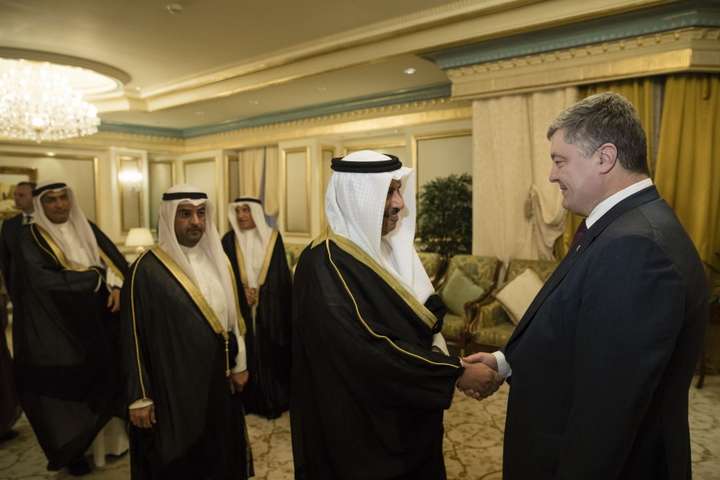 Порошенко нагородив прем'єрів Кувейту і Катару іменними пістолетами 