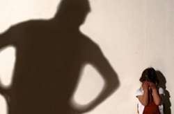 Столичні правоохоронці оголосили підозру чоловіку за розбещення трирічної доньки