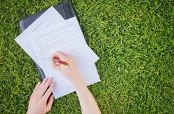 До суду на Хмельниччині жінка написала позов у віршах 