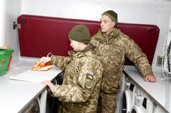 Курсантам Одеської військової академії продемонстрували мобільний банно-пральний комплекс (фото)