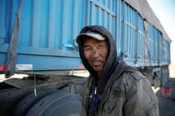 Нелюдські умови праці. Як далекобійники перевозять вугілля з Монголії в Китай