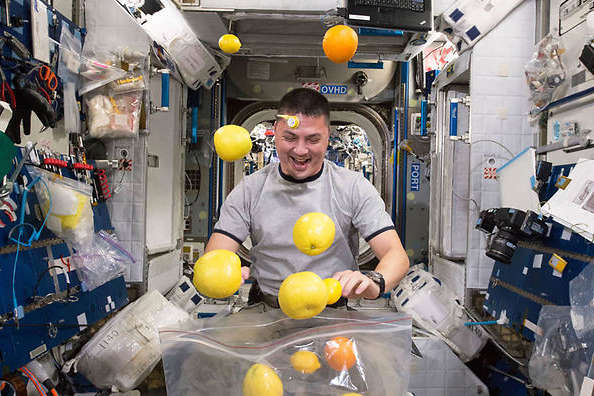 Веселая жизнь на Международной космической станции - День космонавтики: забавные видео с МКС