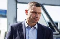 Кличко подарує велосипеди трьом поліцейським, які спіймали вандалів 