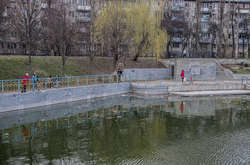 У парку на Відрадному озеро перетворилося на сміттєзвалище (фото)