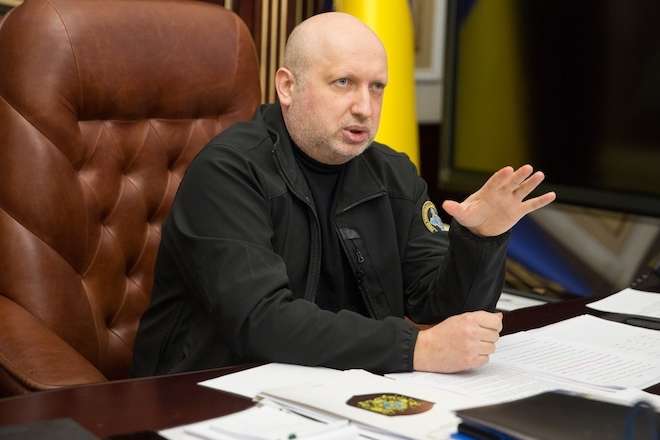Турчинов розказав, як хотів летіти рятувати Крим, але його втримав Аваков