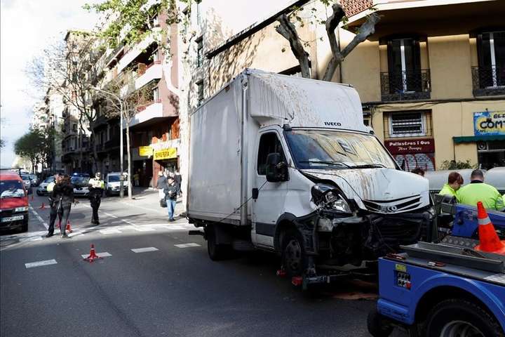 Вантажівка протаранила натовп у Барселоні: семеро постраждалих