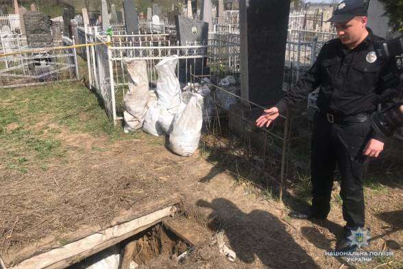 На Вінниччині вандали розкопали поховання євреїв: останки пакували у мішки