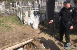 На Вінниччині вандали розкопали поховання євреїв: останки пакували у мішки