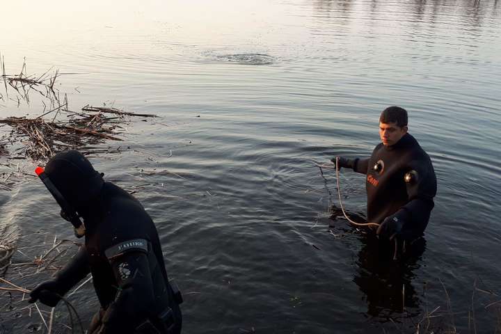 Знайдено тіла двох чоловіків, який перевернулися на човні на Дніпрі (фото, відео)