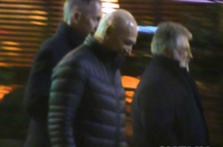  После переговоров все трое продолжили общение, прогуливаясь возле Женевского озера 