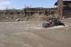 На Закарпатье внедорожник с ребенком снесло в реку (фото)