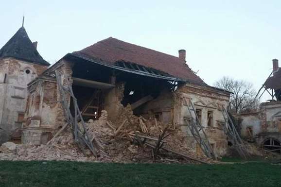 У Львівській області рухнула стіна Поморянського замку