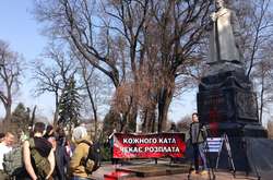 Памятник Ватутину в Киеве облили краской, произошла потасовка (фото, видео)