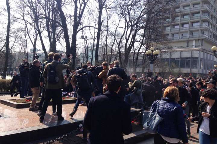 Біля пам’ятника Ватутіну у Києві сталася бійка (фото, відео)