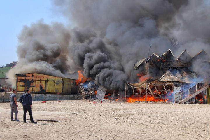 На одесском пляже сгорел ресторан (фото, видео)