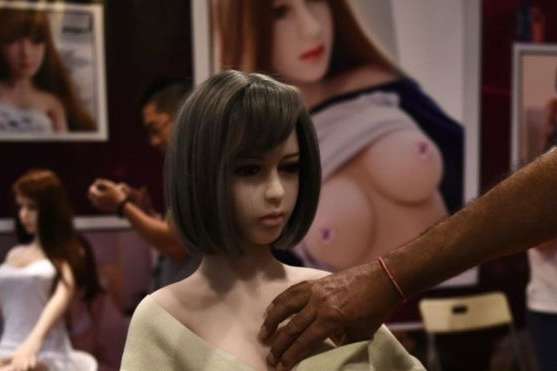 Британія закликає Amazon не продавати секс-ляльок, схожих на дітей