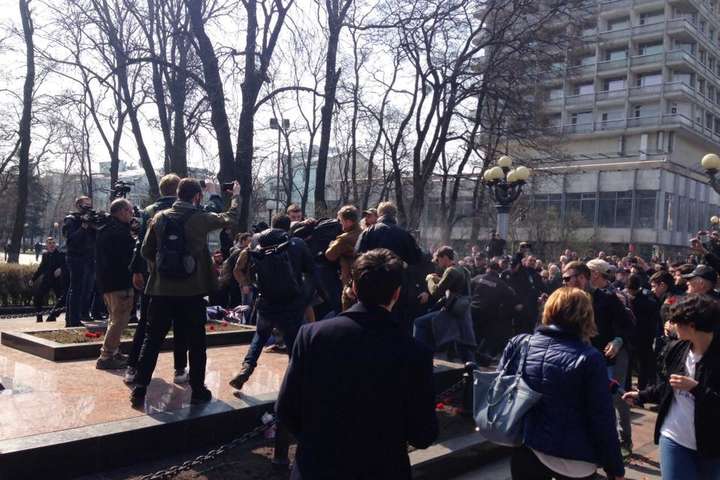 Під час сутички біля пам’ятника Ватутіну у Києві постраждала пенсіонерка