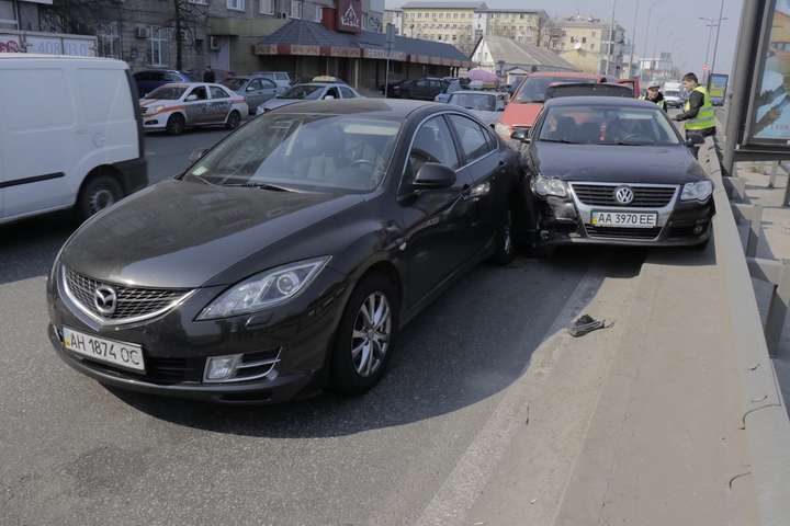 У Києві зіткнулися три автівки: Volkswagen застряг у відбійнику