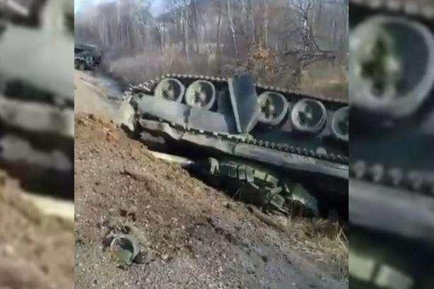 У Росії танк злетів з дороги у кювет і перекинувся 