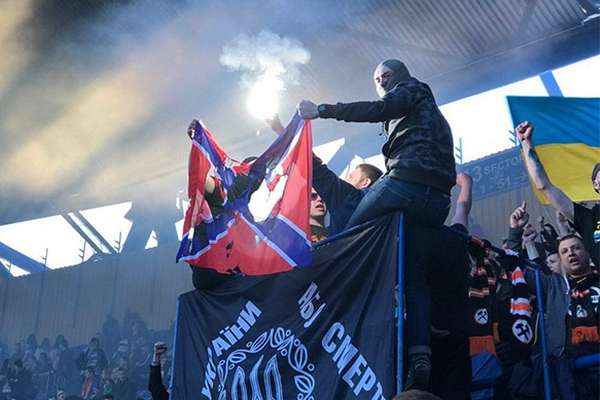 Ультрас «Шахтаря» спалили прапор Новоросії на матчі проти «Динамо»