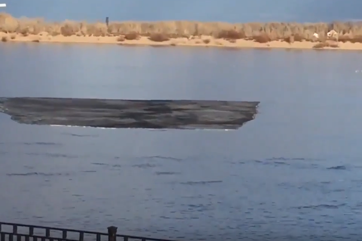 Шматок асфальту річкою втік з Волгограду: відео
