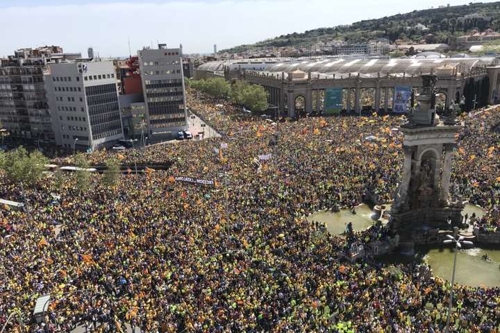 На вулиці Барселони вийшли люди з вимогами звільнити каталонських політиків: фото, відео