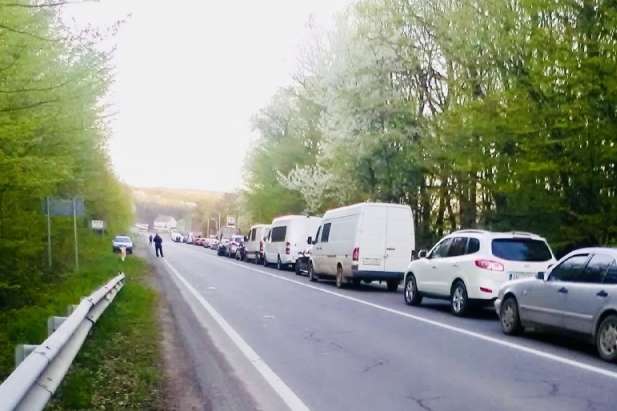 Затори на українсько-словацькому кордоні: люди стоять у чергах по 10 годин