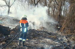 За три дні рятувальники Київщини понад 100 разів виїжджали на гасіння трави і сміття