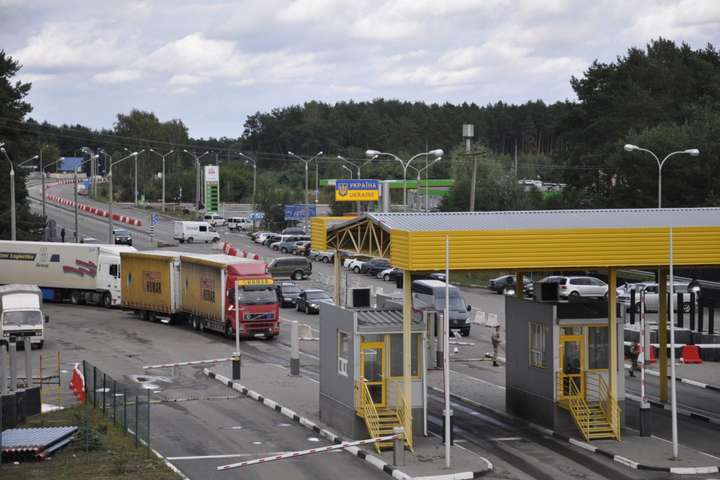 Сотні авто зупинилися в чергах на кордоні з Польщею та Словаччиною 