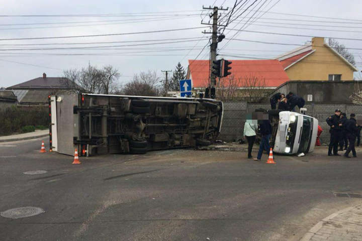 В Одесі зіткнулися вантажівка та автобус. Обидві транспортні засоби перекинулися (фото, відео)
