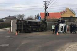 В Одесі зіткнулися вантажівка та автобус. Обидві транспортні засоби перекинулися (фото, відео)