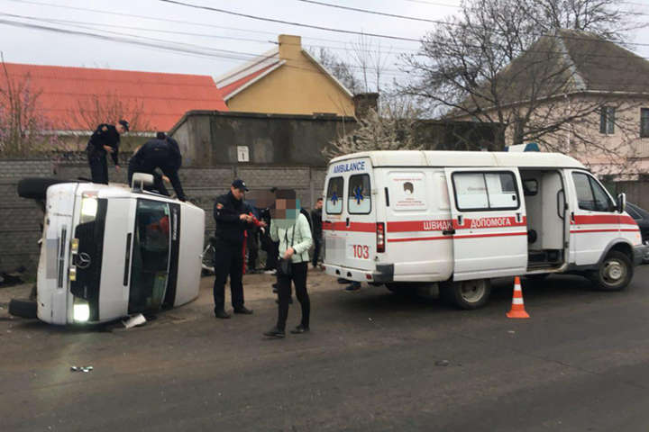 В Одессе от столкновения перевернулись автобус и грузовик – пострадало 11 людей