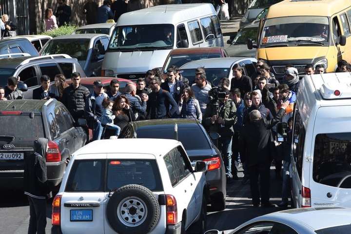 Масштабні акції протесту у Єревані: активісти перекрили рух (відео)