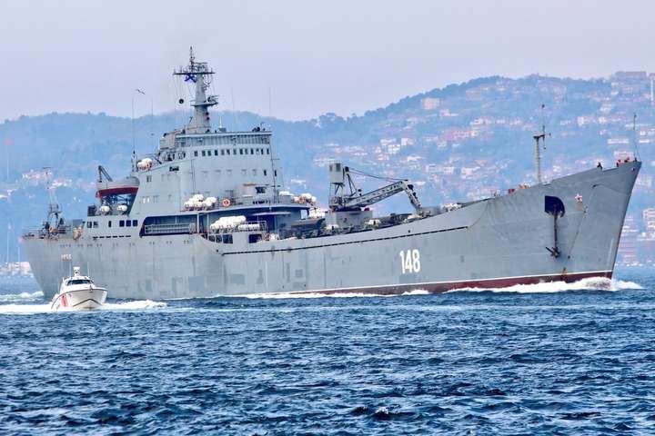 Российский корабль с бронетехникой направляется в Сирию